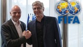 Arsene Wenger bên cạnh Chủ tịch FIFA, Gianni Infantino. Ảnh: Getty Images
