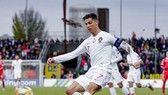Mặt sân xấu và thể trạng không tốt đã ngăn Cristiano Ronaldo không thể ghi nhiều hơn 1 bàn. Ảnh: Getty Images