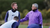 Jose Mourinho thảo luận với đội trường Harry Kane trong buổi tập đầu tiên. Ảnh: Getty Images