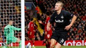 Erling Haaland ghi bàn vào lưới Liverpool ở Champions League. Ảnh: Getty Images