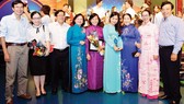 Phó Bí thư Thành ủy TPHCM Võ Thị Dung và Trưởng ban Tuyên giáo Thành ủy TPHCM Thân Thị Thư chúc mừng các tác giả Báo SGGP đoạt giải Báo chí TPHCM lần thứ 35 Ảnh: VIỆT DŨNG