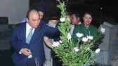 Thủ tướng Nguyễn Xuân Phúc dâng hoa, thắp hương tưởng niệm tại khu mộ 10 nữ anh hùng liệt sĩ TNXP Ngã ba Đồng Lộc, Hà Tĩnh