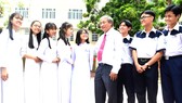 Thầy Bùi Trí Hiệp, Hiệu trưởng Trường THPT Mạc Đĩnh Chi (quận 6) cùng các học trò