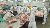 Pha lóc thịt heo tại Công ty Vissan Ảnh: CAO THĂNG