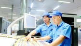 Được thông báo mức thưởng tết cao, công nhân Công ty In số 7 rất phấn khởi, an tâm làm việc trong những ngày cuối năm. Ảnh: THÁI PHƯƠNG