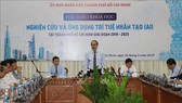 Đồng chí Nguyễn Thiện Nhân, Ủy viên Bộ Chính trị, Bí thư Thành ủy TP. Hồ Chí Minh phát biểu tại hội thảo. Ảnh: TTXVN
