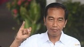 Tổng thống Indonesia Joko Widodo giơ ngón tay in mực sau khi bỏ phiếu tại thủ đô Jakarta. Ảnh: REUTERS