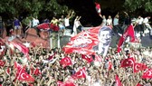 Cử tri ủng hộ ứng viên Ekrem Imamoglu ăn mừng chiến thắng