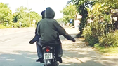 Phạt hơn 15 triệu đồng 3 đối tượng rải tờ rơi tại Huế