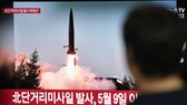 Người dân Seoul, Hàn Quốc, theo dõi tin tên lửa Triều Tiên được phóng ngày 25-7