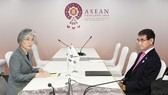 Ngoại trưởng Hàn Quốc Kang Kyung Wha (trái) và Ngoại trưởng Nhật Kono Taro gần như không nhìn mặt nhau trong cuộc họp song phương ngày 1-8. Ảnh: REUTERS