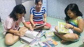 Chị Thảo và các con sửa soạn sách vở cho năm học mới