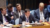 Phó đại sứ Nga Dmitry Polyanskiy phát biểu tại phiên họp khẩn của Hội đồng Bảo an Liên hợp quốc ngày 22-8. Ảnh: THX