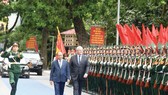 Thủ tướng Nguyễn Xuân Phúc và Thủ tướng Scott Morrison duyệt đội danh dự Quân đội Nhân dân Việt Nam