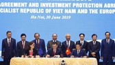 Thủ tướng Nguyễn Xuân Phúc chứng kiến ký Hiệp định Thương mại tự do giữa Việt Nam và Liên minh châu Âu. Ảnh: TTXVN
