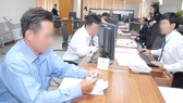 Khách hàng giao dịch tại một công ty bảo hiểm. Ảnh: THÀNH TRÍ