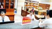 Các trí thức trẻ công tác tại Bộ phận một cửa ở Bộ Nội vụ