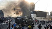 Người biểu tình xung đột với cảnh sát tại khu vực giữa quảng trường Tahrir và vùng Xanh ở thủ đô Baghdad, Iraq ngày 1-10-2019. Ảnh: TTXVN