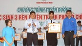 Tuyên dương học sinh điển hình 3 rèn luyện. Ảnh: TTXVN