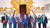 Thủ tướng Nguyễn Xuân Phúc và các doanh nghiệp đầu tư vào Việt Nam. Ảnh: TTXVN