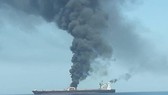 Khói bốc lên từ tàu chở dầu của Iran