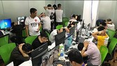 Các lao động nước ngoài trái phép bị bắt khi giới chức Philippines bố ráp vào một công ty ở vùng đô thị Manila tối 9-10. Ảnh: CNN