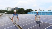 Nhân viên SWIC kiểm tra hệ thống năng lượng mặt trời trên mái nhà