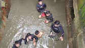 Thượng úy Trần Thành Phát cùng đồng đội đưa nạn nhân mắc kẹt trong cống thoát nước ra ngoài