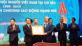 Thường trực Ban Bí thư Trần Quốc Vượng (phải) trao Huân chương Lao động hạng hai do Chủ tịch nước tặng Hội người Việt Nam tại Cộng hòa Czech. Ảnh: TTXVN