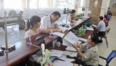Giải quyết hồ sơ thuế cho doanh nghiệp tại Cục Thuế TPHCM. Ảnh: CAO THĂNG