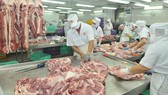 Pha lóc thịt heo cung ứng bình ổn thị trường. Ảnh: THÀNH TRÍ