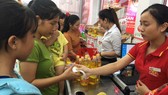 Nhiều thanh niên công nhân đến mua các loại thực phẩm tươi sống tại cửa hàng hỗ trợ giá