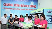 Thành viên Ban chỉ đạo chương trình sữa học đường cùng tham dự việc triển khai thực hiện trong ngày đầu tiên tại điểm trường Đoàn Thị Điểm, Quận Tân Phú, TPHCM