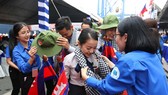 Đoàn thanh niên Thành phố Hồ Chí Minh tặng quà lưu niệm đại biểu thanh niên tàu Thanh niên Đông Nam Á và Nhật Bản năm 2019. Ảnh: TTXVN
