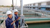 Kiểm tra độ mặn tại Nhà máy nước Tân Hiệp. Ảnh: CAO THĂNG