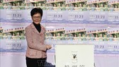 Trưởng Khu hành chính đặc biệt Hong Kong (Trung Quốc) Lâm Trịnh Nguyệt Nga bỏ phiếu bầu các thành viên Hội đồng cấp quận tại điểm bầu cử ở Hong Kong ngày 24-11-2019. Ảnh: TTXVN