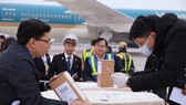 Lực lượng chức năng đưa thi thể các nạn nhân về đến sân bay quốc tế Nội Bài. Ảnh: TTXVN