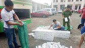 Bắt xe khách chở 3.500 gói thuốc lá lậu
