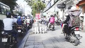 Chạy xe trên vỉa hè không những làm bể nát mặt vỉa hè mà còn tạo nên hình ảnh xấu xí trong giao thông đô thị