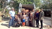 Nhóm từ thiện thăm các cháu đang được nuôi dạy tại thiền viện