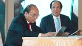 Thủ tướng dùng chữ ký số ký ban hành văn bản trên máy tính bảng. Ảnh: VGP