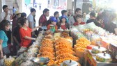 Mua bán tại một sạp trong chợ An Đông. Ảnh: THÀNH TRÍ