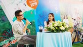 Nhà báo Lê Hồng Lâm (trái) chia sẻ cảm nhận về "Mắt biếc"