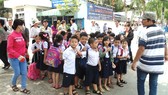 Học sinh Trường Tiểu học An Hội (quận Gò Vấp) được nhân viên một cơ sở bán trú hướng dẫn di chuyển về cơ sở nghỉ trưa