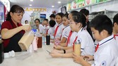 Học sinh Trường THCS Nguyễn Du đã có thói quen mang bình nước thân thiện đến trường