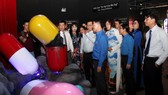 Đông đảo người trẻ tham quan nhà triển lãm hại của ma túy”