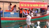 Thả cá giống tái tạo và phát triển nguồn lợi thủy sản