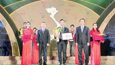 Đại diện Công ty Vedan nhận chứng nhận từ Ban tổ chức