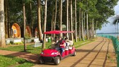 Du khách dạo chơi trên đảo Đồng Trường bằng xe điện