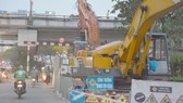 Lô cốt rào chắn tràn lan trên đường Bến Vân Đồn (quận 4)